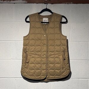Madewell Quilted Sleeveless Vest in Tan